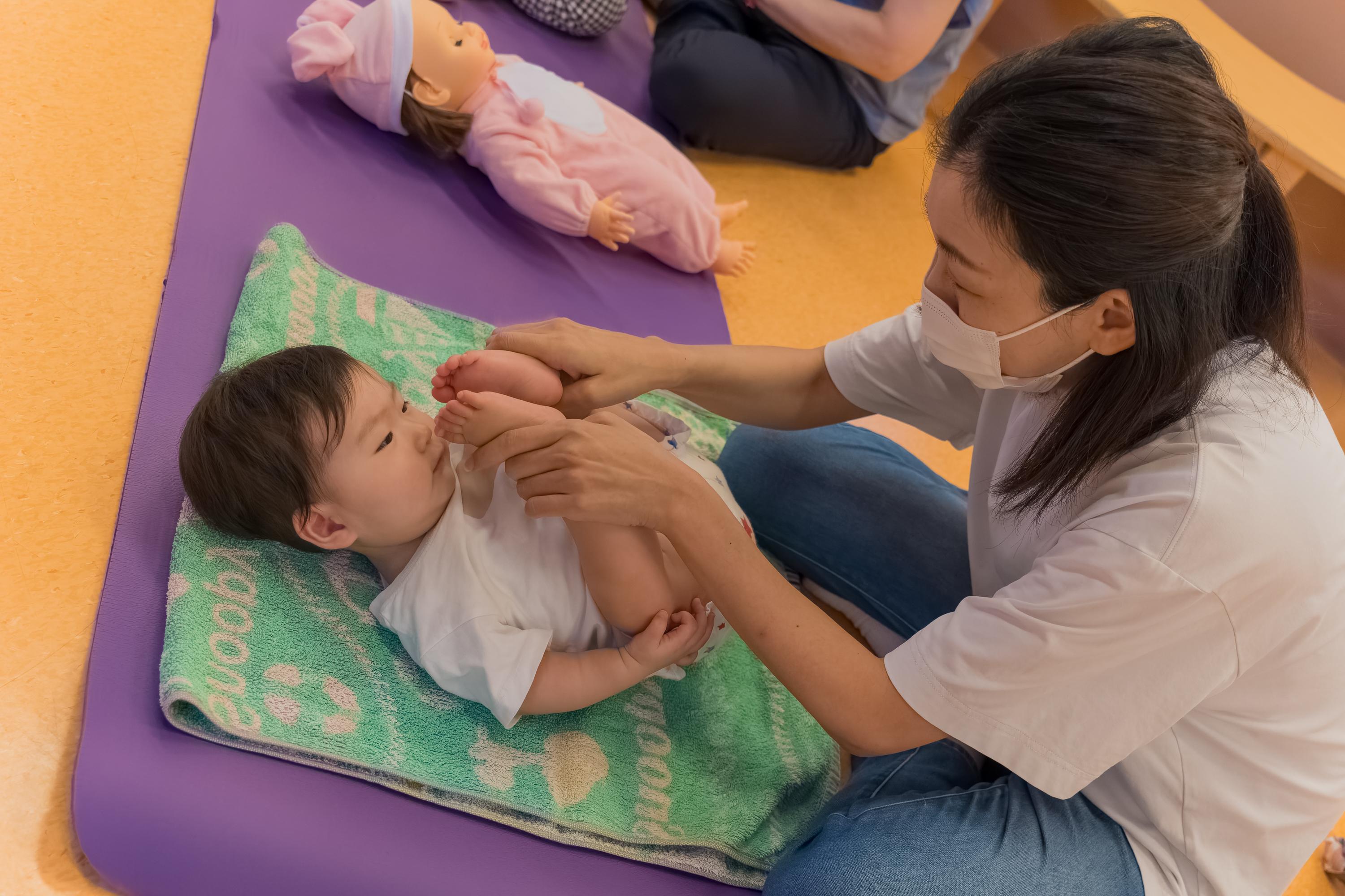 ベビーマッサージの様子