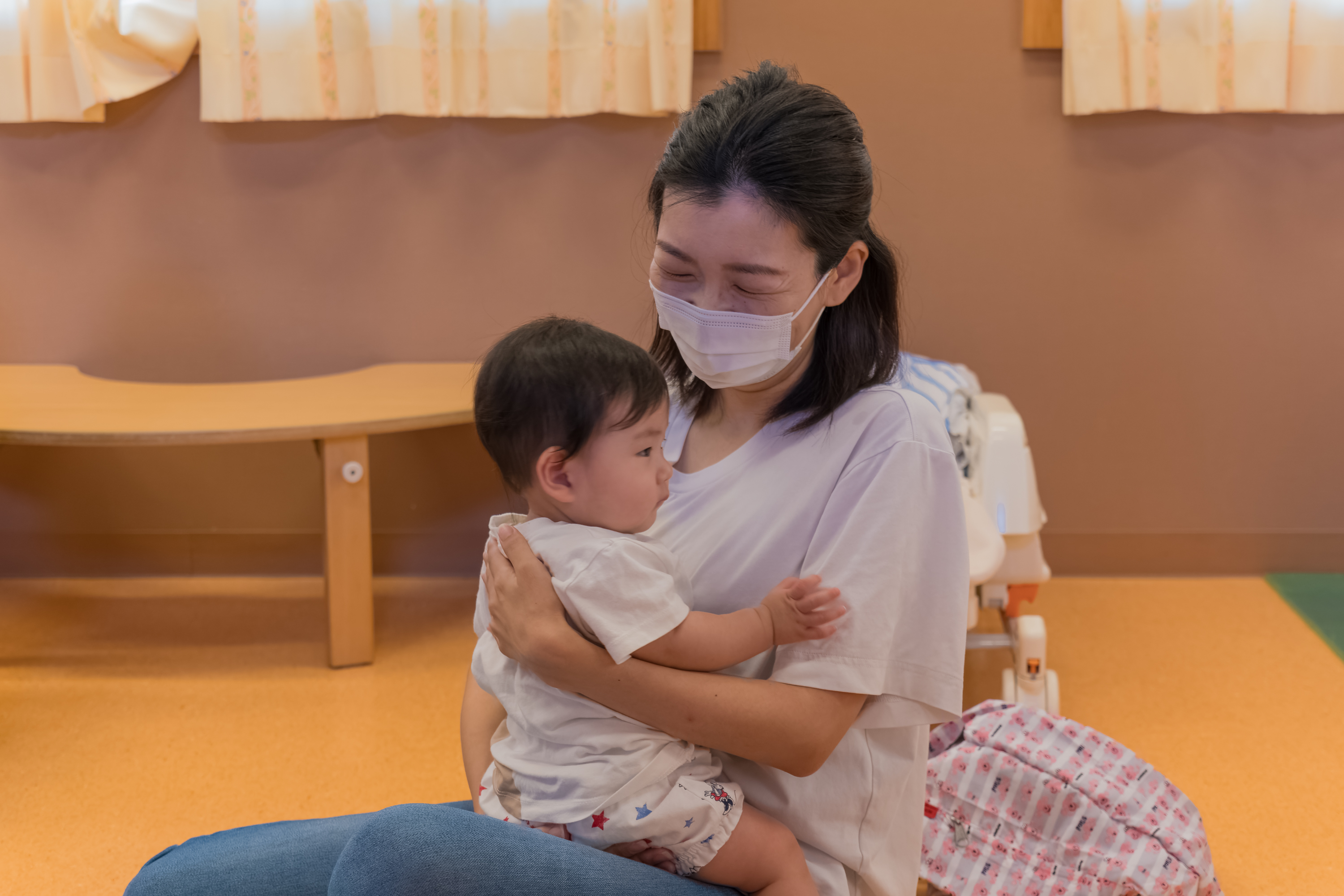 赤ちゃんとの触れ合いの様子