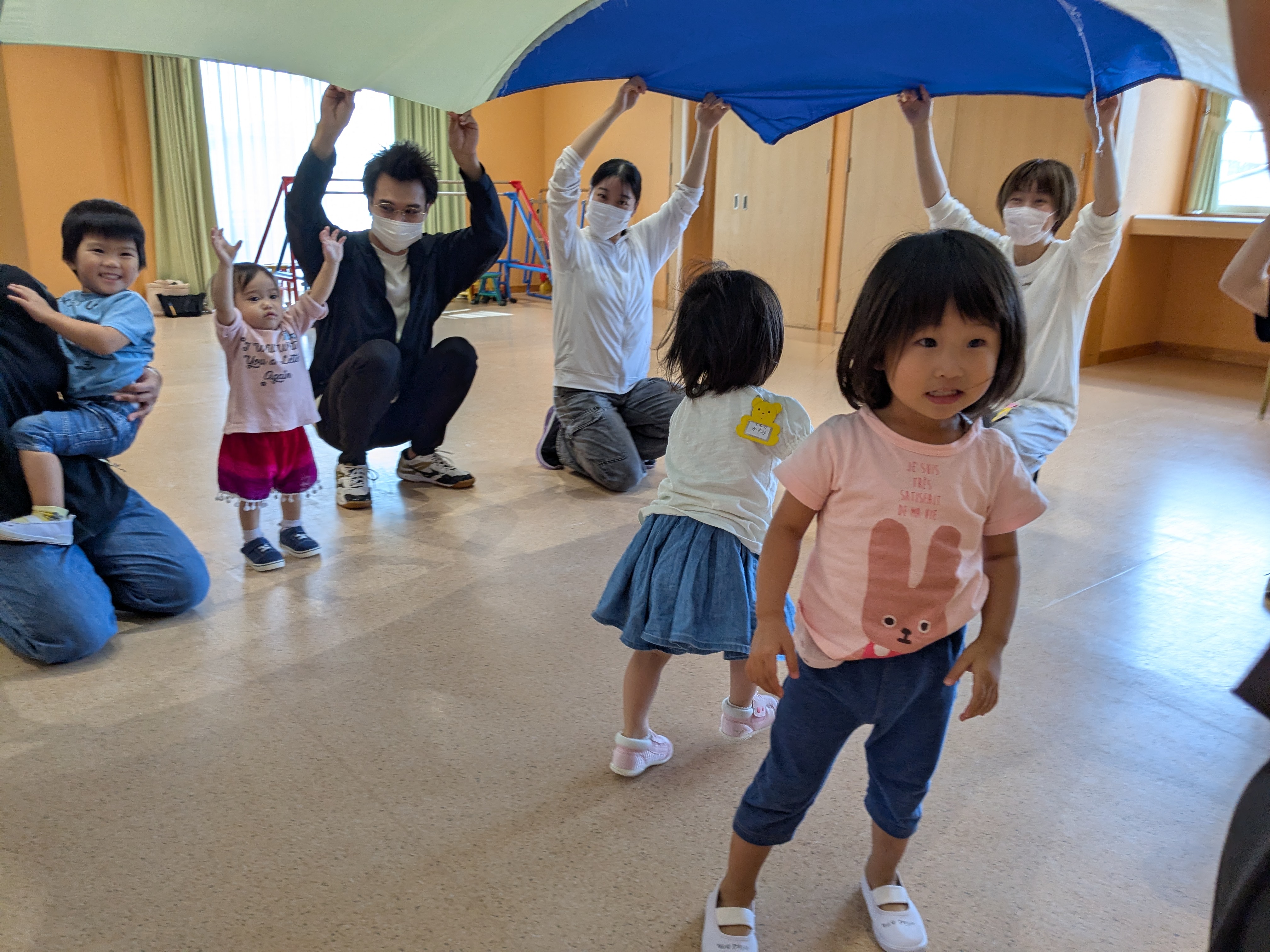 パラシュートあそびの様子